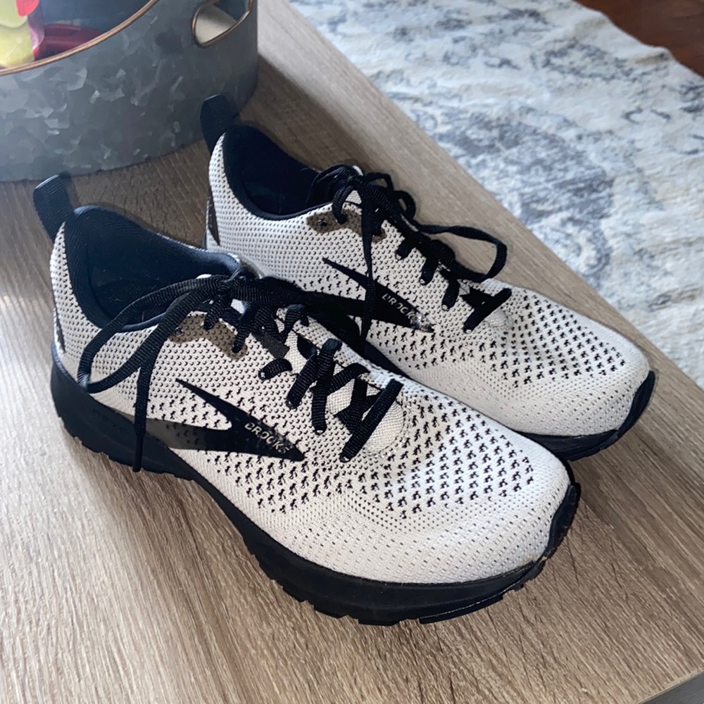 BRAND NEW 7.5 Womens Brooks